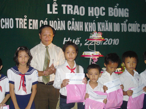 กิจกรรมสารทไหว้พระจันทร์เพื่อเด็กยากจน